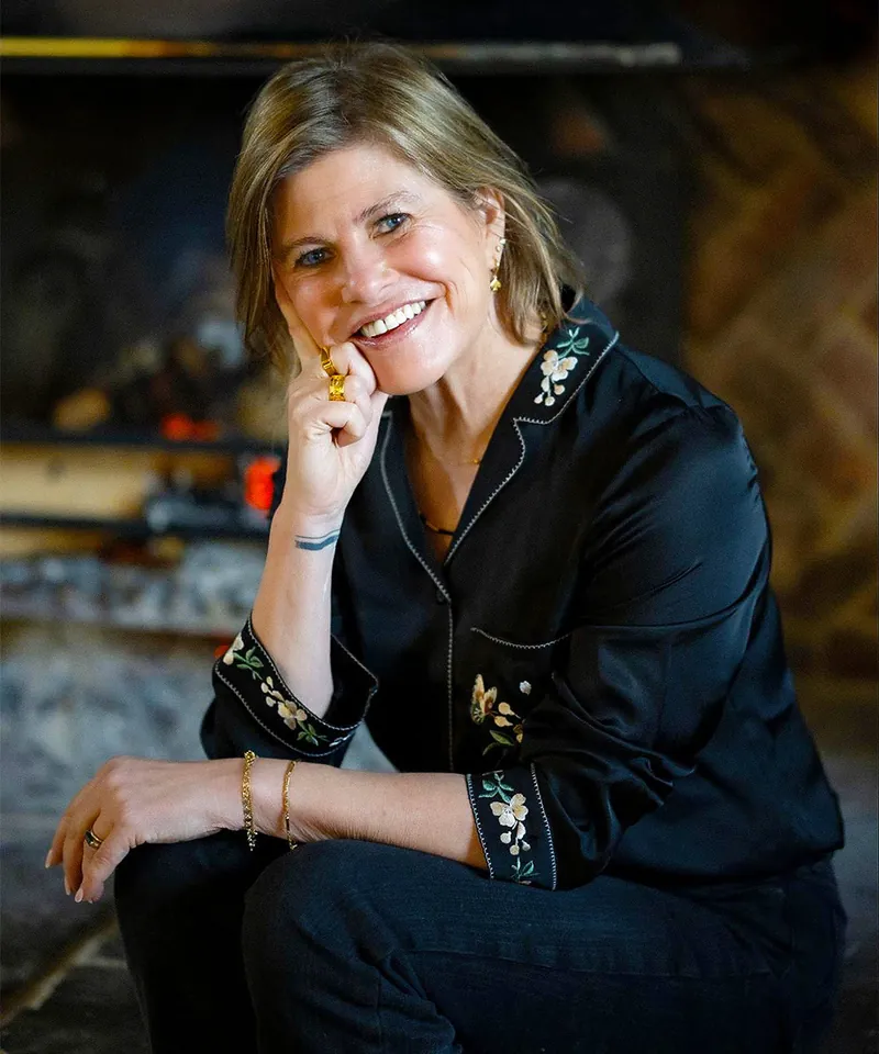 Portret autora Clare Leslie Hall